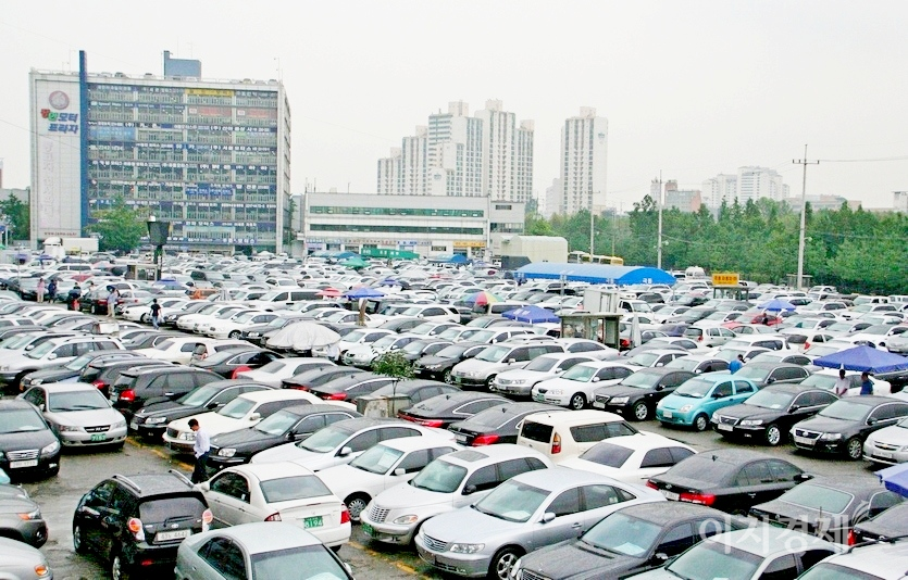 금융감독원이 중고차 매매시장의 불투명성과 자동차 담보대출의 취약성을 악용한 중고차 대출 금융사기가 발생하고 있다며 소비자경보 ‘주의’를 발령했다. 서울 장함평 중고차 매매 시장 전경. 사진=문룡식 기자