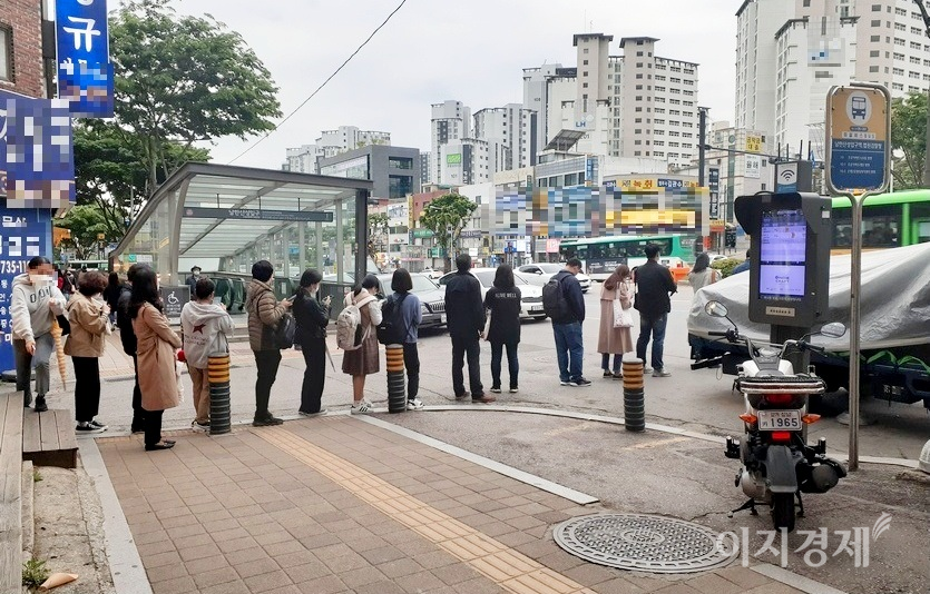 (위부터)서울지하철 8호선 남한산성입구역과 3호선 교대역과 인근에 있는 버스 정류장. 버스를 기다리는 줄 때문에 행인들의 보행이 방해를 받고 있다. 사진=정수남 기자