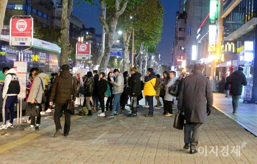 (위부터)서울지하철 8호선 남한산성입구역과 3호선 교대역과 인근에 있는 버스 정류장. 버스를 기다리는 줄 때문에 행인들의 보행이 방해를 받고 있다. 사진=정수남 기자
