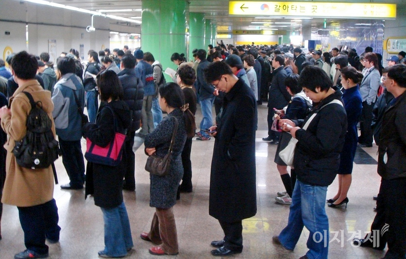 지하철 분당선 선릉역 승강장. 퇴근 시간 승객들이 몰리면서 길게 늘어선 줄로 승강장 통행은 불가능하다. 이를 감안해 서울지하철은 2010년대 초 네줄 서기를 시행하기도 했다. 사진=정수남 기자
