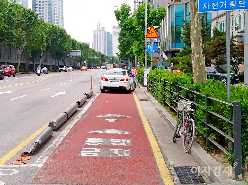 김필수 교수는 자전거 전용도로 등 인프라가 부족한 점을 고려해 전동킥보드의 규정 속도를 줄여 인도 주행을 허용해야 한다고 말했다. (위부터)서울 효창로 자전거도로와 서울 테헤란로 인도를 달리고 있는 전동킥보드. 사진=정수남 기자