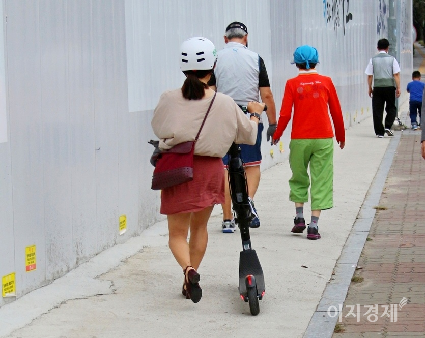 현재 전동킥보드는 ‘원동기 장치 자전거’로 인도를 갈 때는 내려서 끌고 가야 한다. 사진=정수남 기자