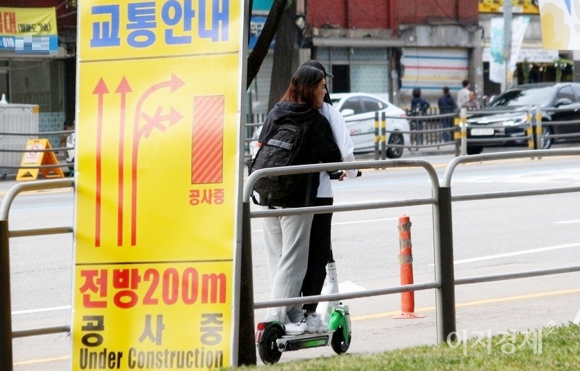 전동킥보드는 도로 우측을 달려야 하지만, 2인 탑승은 안된다. 사진=정수남 기자