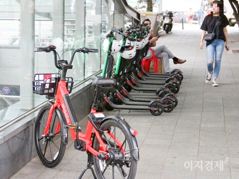 전동킥보드 활성화를 위해서는 대여, 반납 장소를 늘려야 한다. 서울지하철 5호선 마포역에 있는 전동킥보드 대여, 반납 장소. 사진=정수남 기자