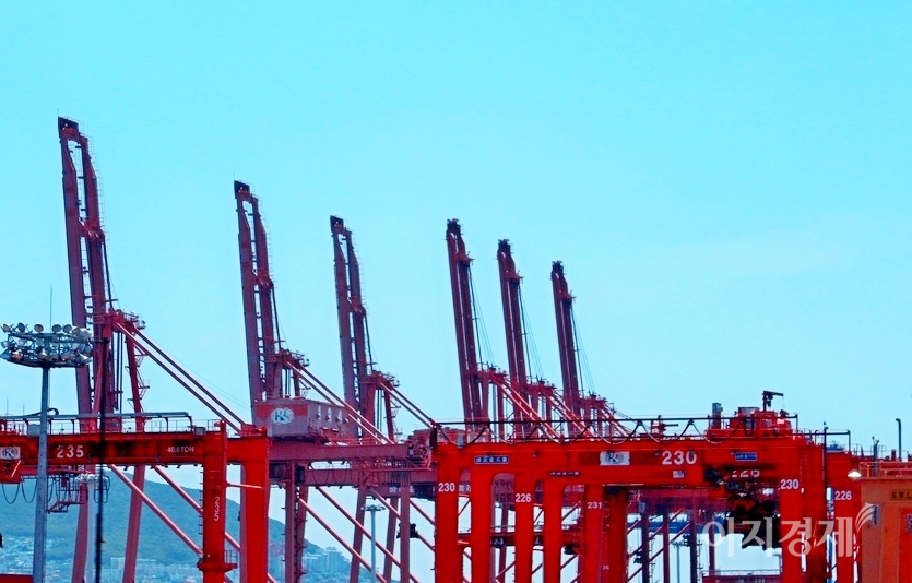 주요국 경기가 살아날 것으로 보여 수출 BSI 전망치도 3분기 연속 상승하면서 100을 넘었다. 부산 컨테이너항 모습. 사진=이민섭 기자