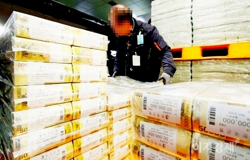 2월 시중에 풀린 돈이 3270조원을 넘어서며 사상 최대를 경신했다.