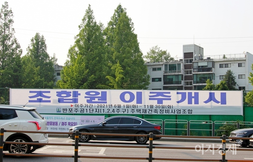 현재 반포주공의 30평대 거래가는 45억7000만원 선이다. 인근 부동산 사무실들은 재건축 후 같은 평수의 가격을 60억원 초중반 대로 전망하고 있다. 사진=정수남 기자