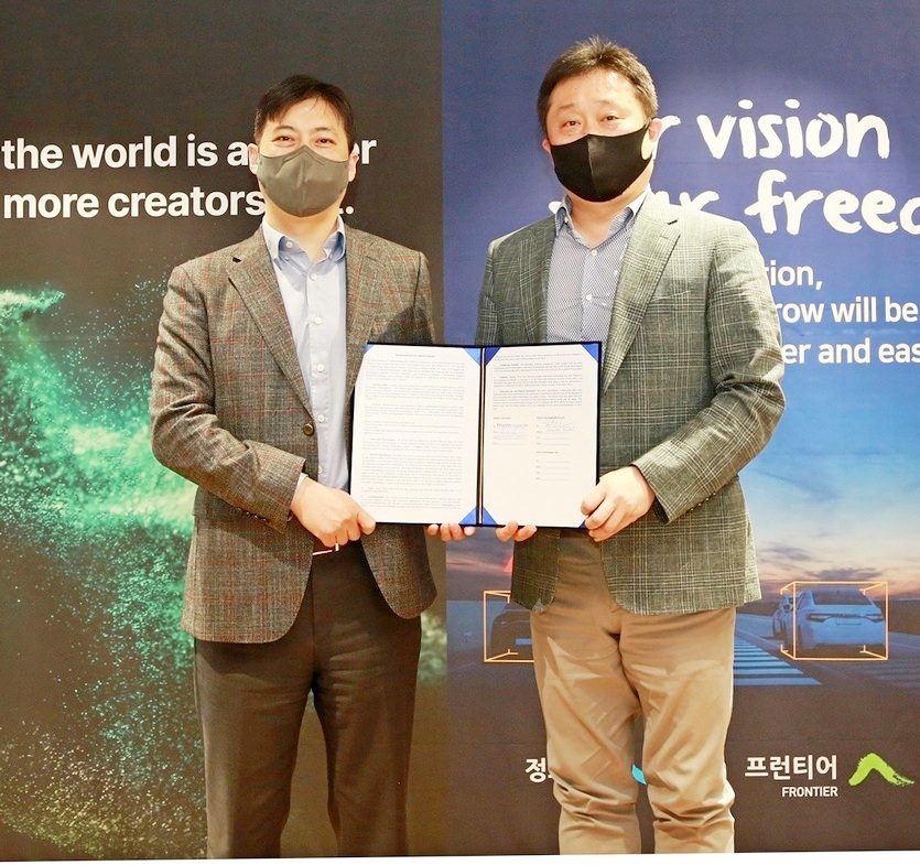 (왼쪽부터)만도 강형진 센터장과 유니티 코리아 권정호 사업부문 총괄본부장이 협약 체결 후 기념 사진을 찍고 있다. 사진=만도