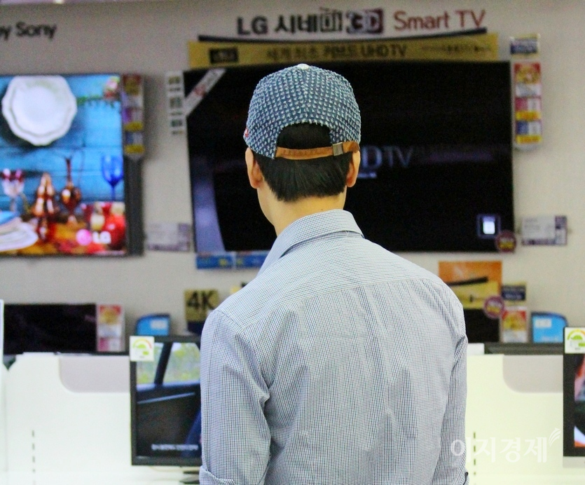 14일 코스피가 전거래일보다 9.24포인트 오른 3131.35에 출발했다. 업종별로는 전기전자, 의료정밀 등 대부분 종목이 오르고 있다. 가전 전문 매장 모습. 사진=양지훈 기자