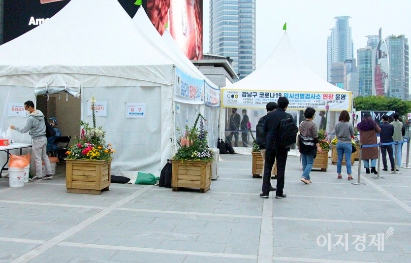14일 0시 현재 코로나19 누적 확진자가 13만380명으로 전날보다 747명 늘었다. 서울 강남구 코로나19 임시 선별검사소. 사진=김보람 기자