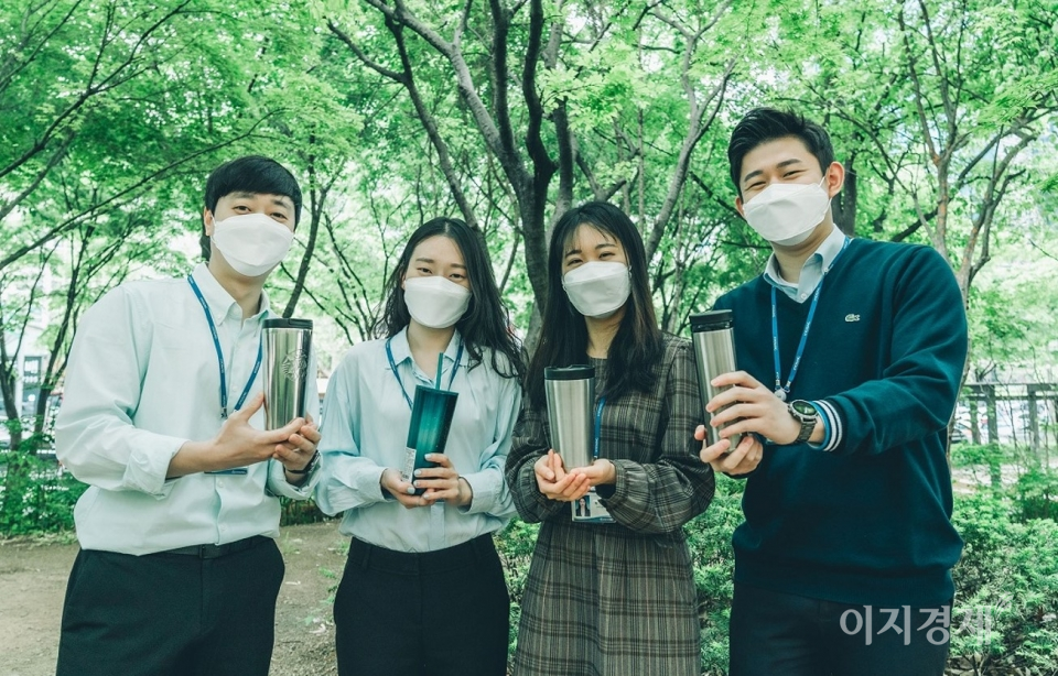 효성티앤씨 직원들이 개인 텀블러를 들고 있다. 사진=효성티앤씨