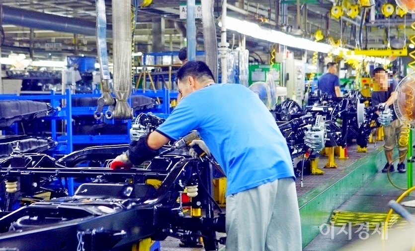 지난달 수출이 호조로 국산차 생산이 증가했다. 쌍용차 평택 공장 생산 라인. 사진=쌍용차