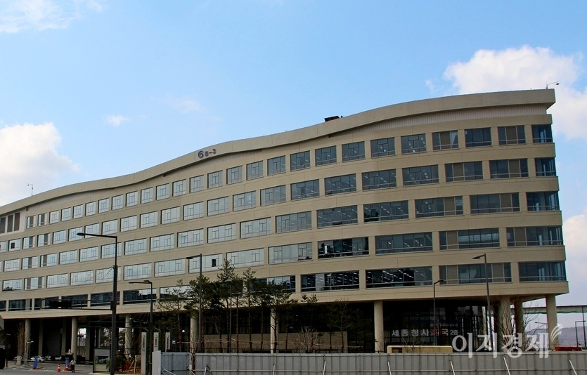 국토부가 향후 5년간 공간정보산업에서 매출액 13조원을 달성해 국가경쟁력 7위권으로 진입한다는 목표를 내놨다. 국토부 정부세종청사. 사진=이지경제