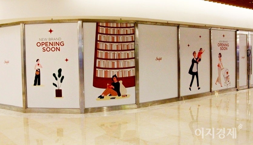 하루 유동인구 100만명 이상으로 1급 상권이 서울 삼성동 코엑몰에도 문들 닫은 점포가 부지수다. 사진=이지경제
