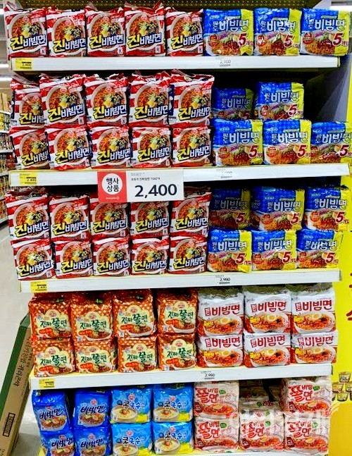 총성 없는 비빔면 전쟁의 시작됐다. 마트에 진열되 비빔면. 사진=김보람 기자