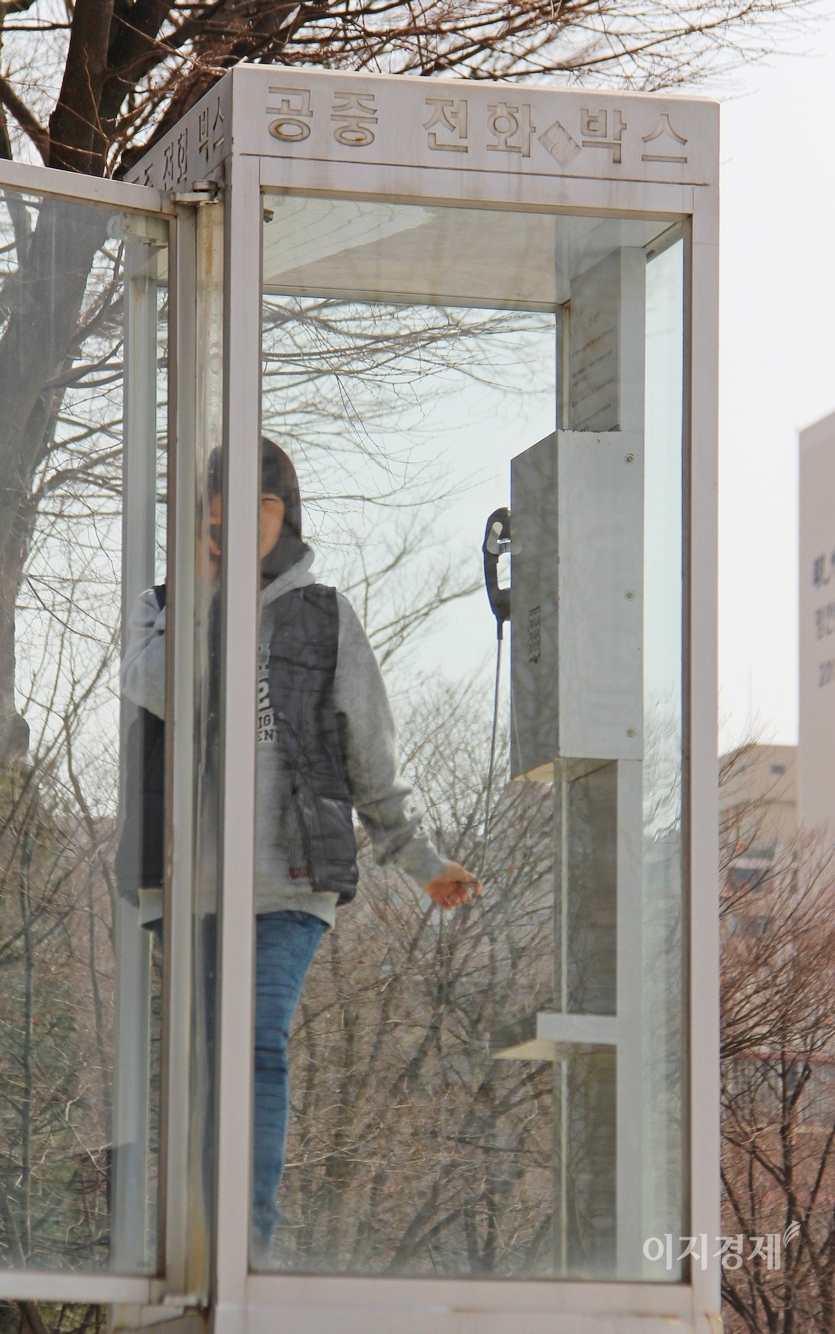 한 겨울 찬바람을 피해 휴대폰으로 통화할 때도 필요하다. 사진=정수남 기자