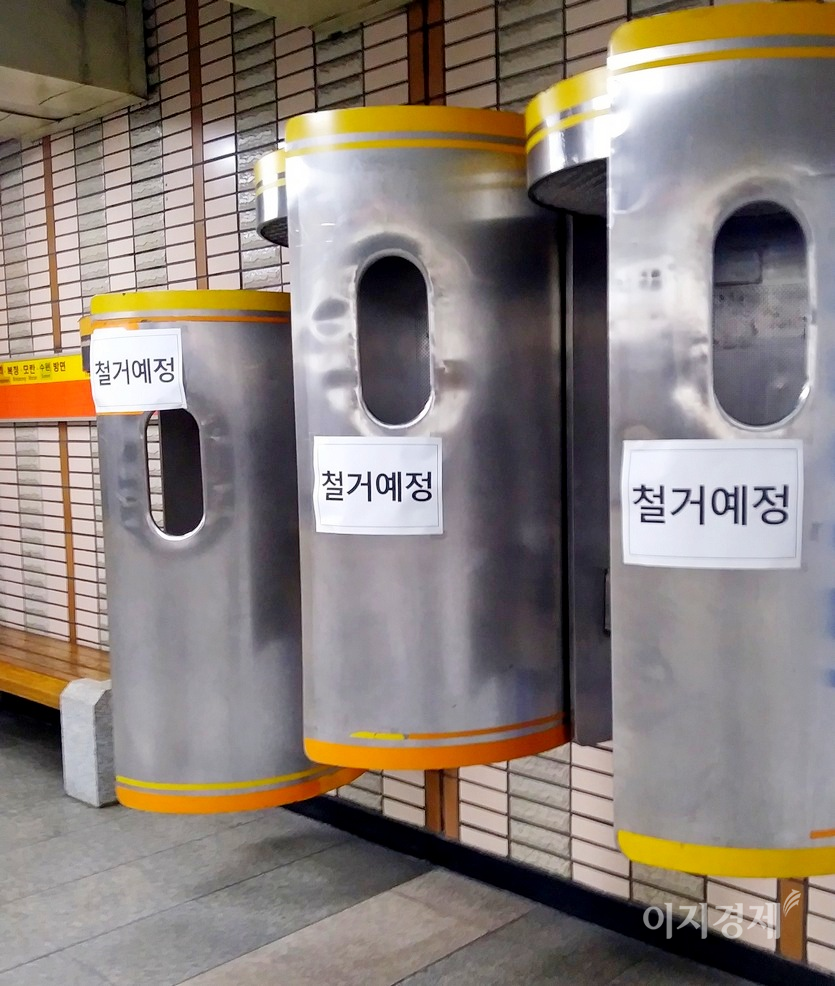 정부는 지난해까지 공중전화 부스를 2017년대비 50%로 줄였다. 사진=정수남 기자