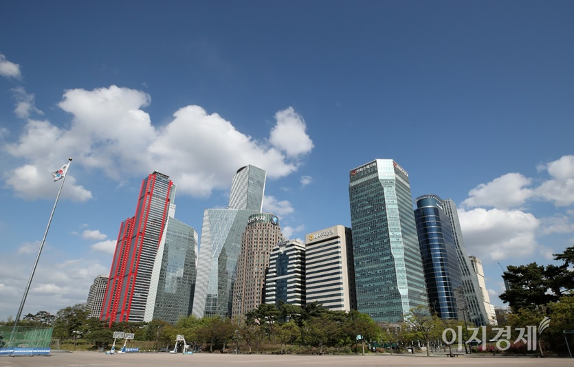 18일 코스피가 전 거래일(3134.52)보다 0.86포인트(0.03%) 오른 3135.38에 출발했다. 서울 영등포구 여의도 증권가. 사진=문병희 기자