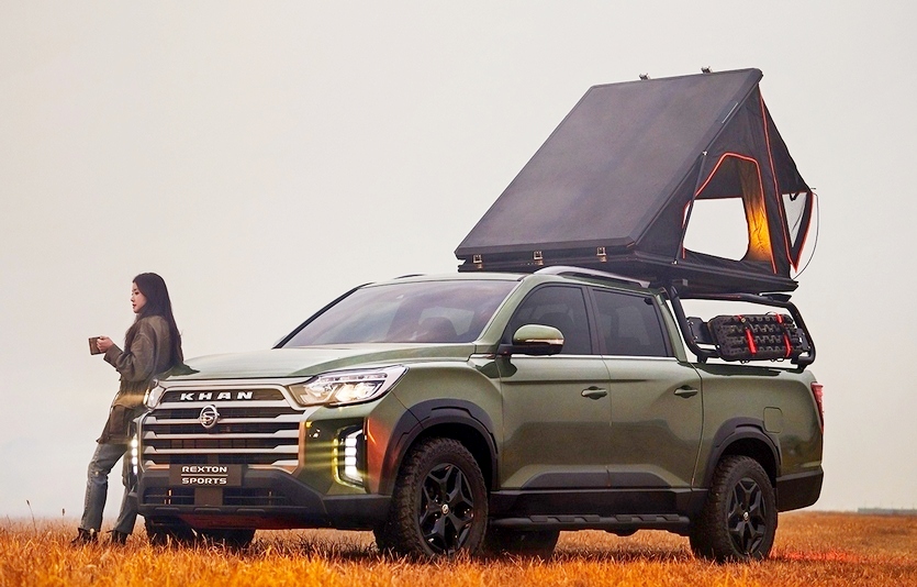 최근 쌍용차 판매를 견인하고 있는 신형 렉스턴 스포츠와 홍보 도우미 연예인 이시영 씨. 사진=쌍용차