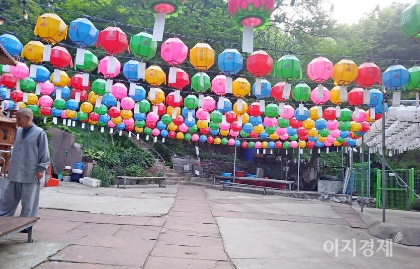 경기도립남한산성공원 성남시 구간에 있는 덕운사. 부처님오신날을 맞아 불자들이 연등을 내걸었다. 사진=정수남 기자