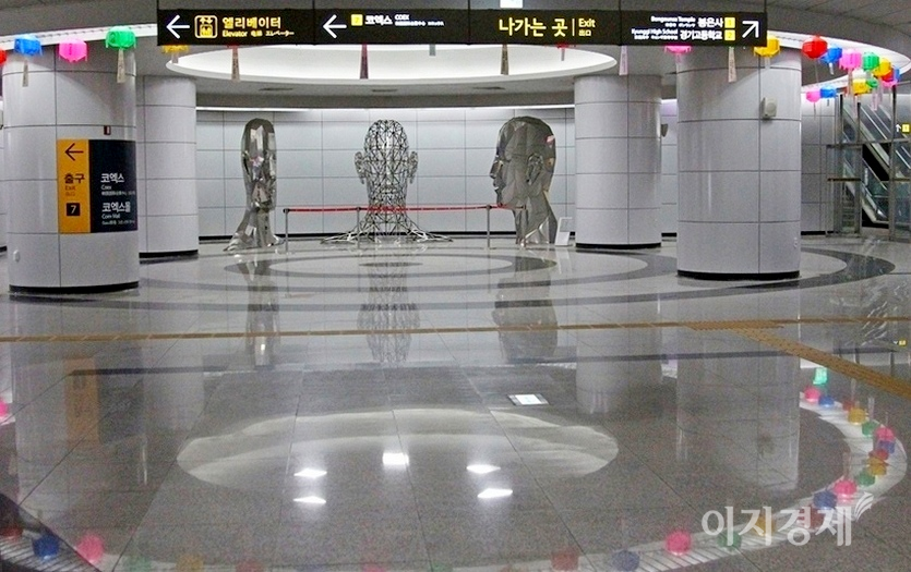 서울지하철 9호선 봉은사역. 봉은사 출구에 서울지하철공사가 연등을 걸었다. 사진=정수남 기자