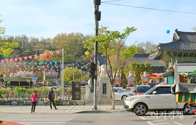 봉은사 입구에도 연등이 걸렸다. 사진=정수남 기자