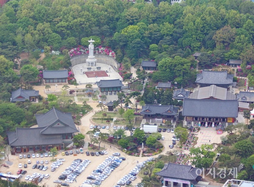 서울 삼성동 무역센터 건물에서 본 봉은사. 사진=정수남 기자