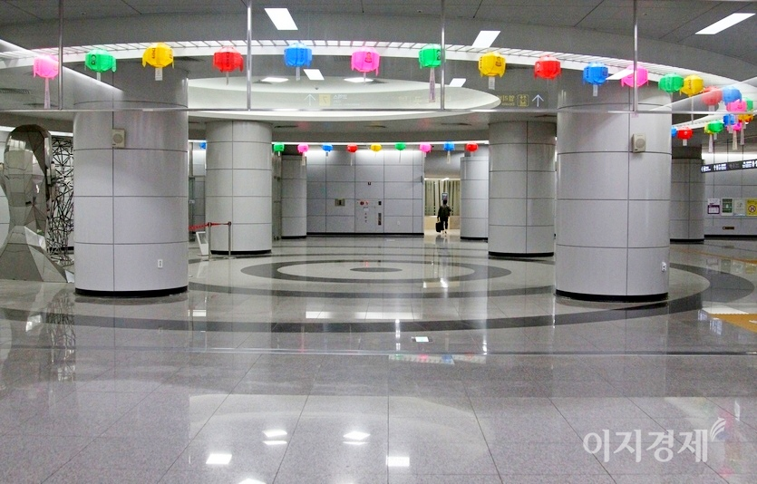 서울지하철 9호선 봉은사역. 봉은사 출구에 서울지하철공사가 연등을 걸었다. 사진=정수남 기자