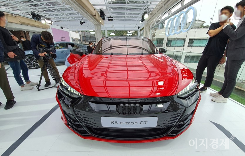 아우디폭스바겐코리아는 20일 서울 용산구 소재 메종 한남에서 아우디 'e-트론 GT’와 ‘아우디 RS e-트론 GT’의 공식 출시 전 프리뷰 행사를 진행했다. 해당 차량은 연내 출시 예정인 우디 RS e-트론 GT'의 모습. 사진=이민섭 기자