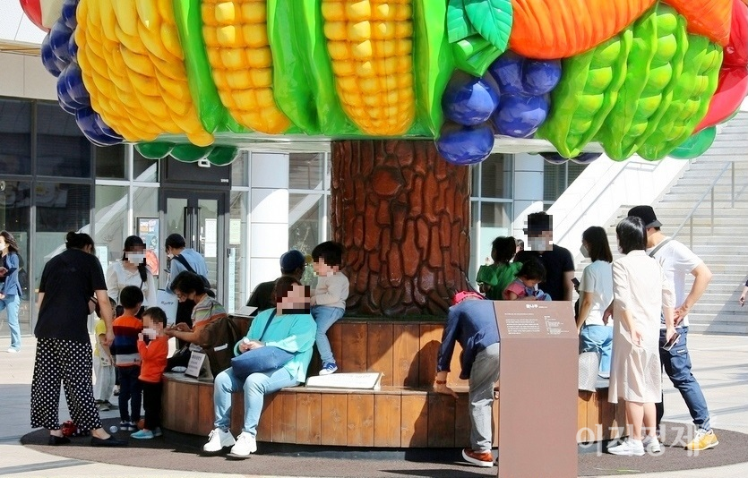 2미터 거리두기는 깨진지 오래다. (위부터)쇼핑몰 바깥이나, 내부 식당, 지하철 역에서 거리두기는 사라졌다. 사진=정수남 기자