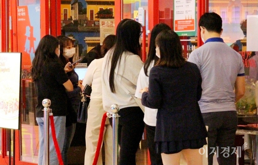 2미터 거리두기는 깨진지 오래다. (위부터)쇼핑몰 바깥이나, 내부 식당, 지하철 역에서 거리두기는 사라졌다. 사진=정수남 기자