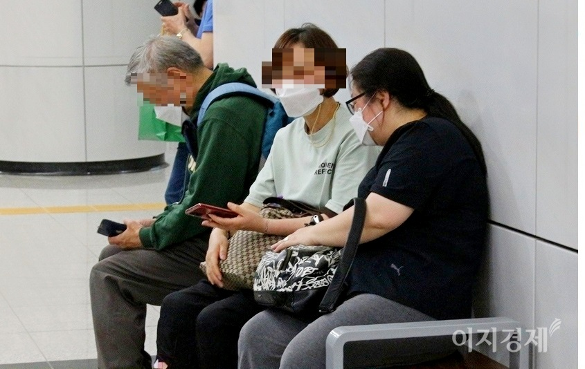 2미터 거리두기는 깨진지 오래다. (위부터)쇼핑몰 바깥이나, 내부 식당, 지하철 역에서 거리두기는 사라졌다. 사진=정수남 기자