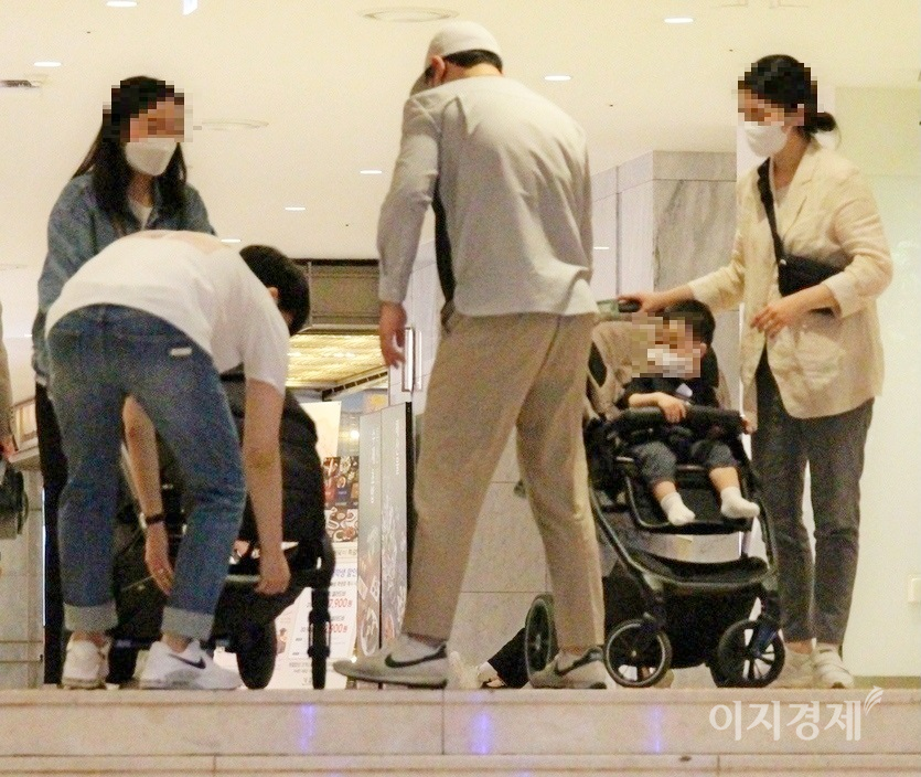 무지한 부모 때문에 어린 아이들이 코로나19에 고스란히 노출됐다. 이날 카메라에 잡힌 가족 중 많은 아이들은 마스크를 착용하지 않았다. 사진=정수남 기자
