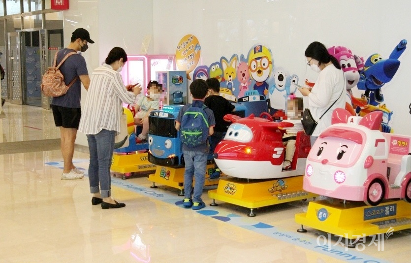 무지한 부모 때문에 어린 아이들이 코로나19에 고스란히 노출됐다. 이날 카메라에 잡힌 가족 중 많은 아이들은 마스크를 착용하지 않았다. 사진=정수남 기자