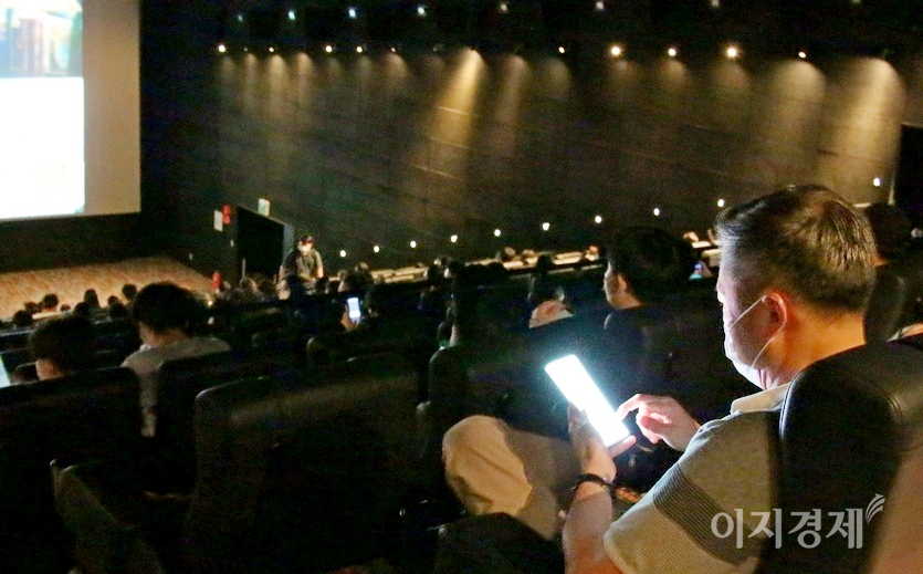 (위부터)이날 개봉한 미국 헐리우드 영화를 보기 위해 이곳에 위치한 복합상영관을 찾은 고객들로 상영관은 모처럼 빈자리를 찾아 볼 수 없다. 지난해 5월 17일 같은 영화관 모습. 사진=정수남 기자