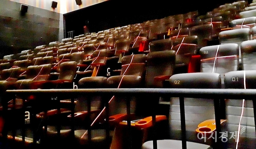 (위부터)이날 개봉한 미국 헐리우드 영화를 보기 위해 이곳에 위치한 복합상영관을 찾은 고객들로 상영관은 모처럼 빈자리를 찾아 볼 수 없다. 지난해 5월 17일 같은 영화관 모습. 사진=정수남 기자