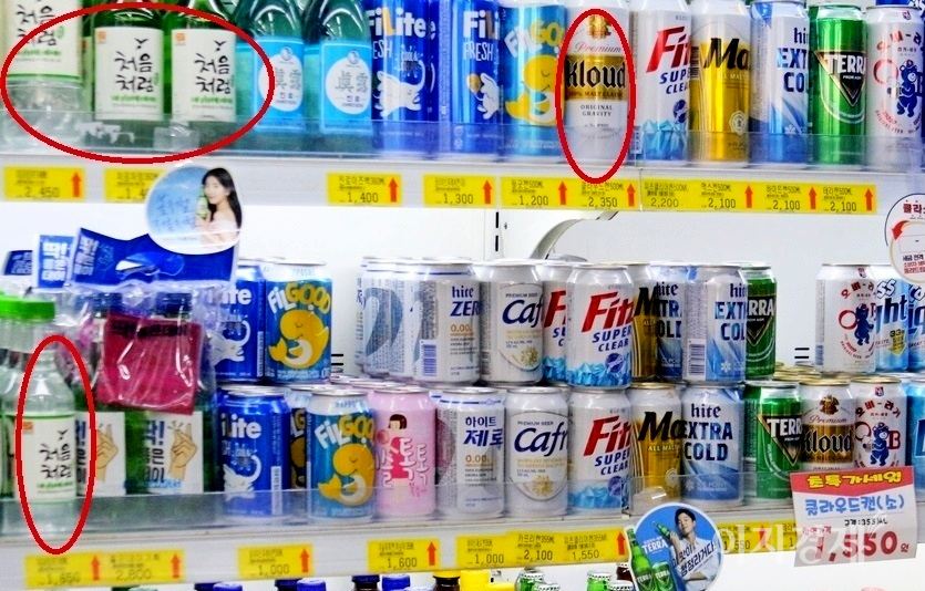 증권가는 롯데칠성음료가 올해 견조한 실적 흐름을 이어갈 것으로 전망했다. 편의점 주류매대는 롯데주류의 인기를 감안해 클라우드와 처음처럼 등을 주요 위치에 배치하고 있다. 사진=김보람 기자