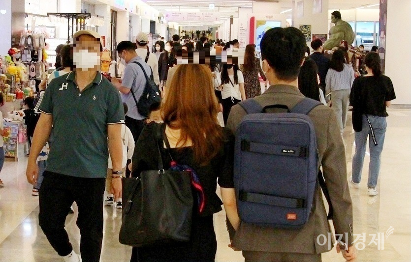 현재 거리두기 2.5단계 수준이지만, 국민은 일상처럼 생활한다. 서울의 한 복합쇼핑몰의 19일 모습. 사진=김보람 기자