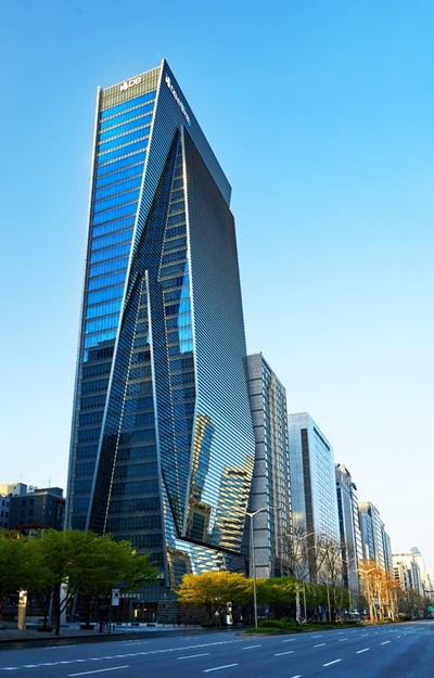 김 회장은 온택트와 디지털화로 금융게열사의 실적 고공행진을 이어갈 계획이다. 서울 테헤란로 DB금융 사옥. 사진=양지훈 기자