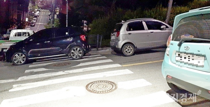 국내 경차 시장을 이끌고 있는 (왼쪽부터 시계 방향)기아차 모닝, 한국GM 스파크와 스파크의 전신인 마티즈. 사진=정수남 기자