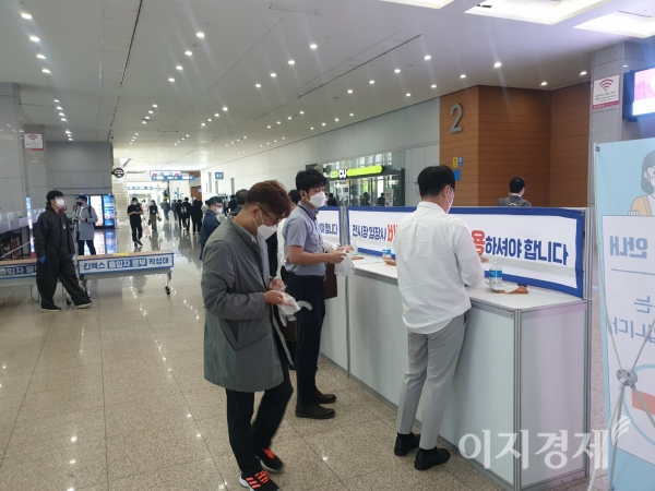 25일 킨텍스에서 개막한 '국제 제약·화장품 위크', '제23회 국제포장기자재전'에서 참관객들이 전시회를 둘러보고 있다. 사진=양혜인 기자