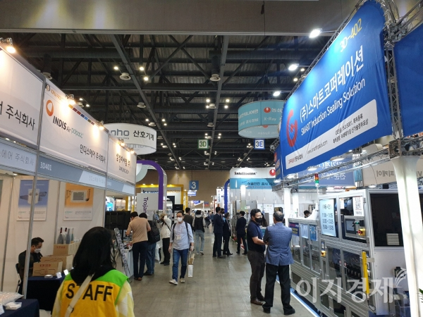 25일 킨텍스에서 개막한 '국제 제약·화장품 위크', '제23회 국제포장기자재전'에서 참관객들이 전시회를 둘러보고 있다. 사진=양혜인 기자