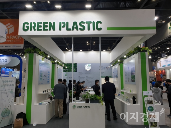 25일 킨텍스에서 개막한 '국제 제약·화장품 위크', '제23회 국제포장기자재전'에서 참관객들이 전시회를 둘러보고 있다. 사진=양혜인 기자