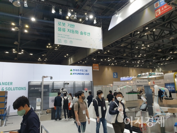 25일 킨텍스에서 개막한 '국제 제약·화장품 위크', '제23회 국제포장기자재전'에서 참관객들이 전시회를 둘러보고 있다. 사진=양혜인 기자