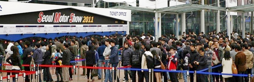 국내 타이어 3사는 2011년 서울모터쇼를 끝으로 국내 모터쇼에 참가하지 않고 있다. 2011년 킨텍스 서울모터쇼 행사장에 들어가기 위해 줄이 만들어졌다. 사진=정수남 기자