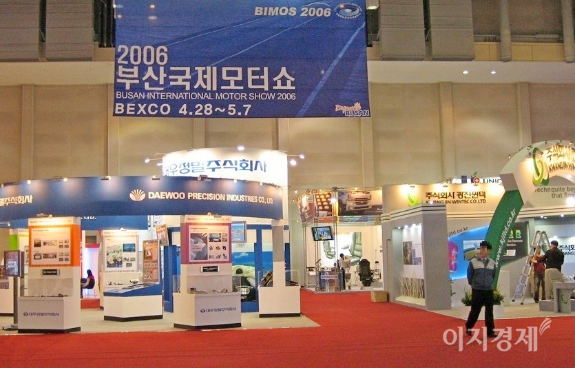 국내 타이어 업체가 참가한 2006년 부산국제모터쇼. 타이어를 비롯해 용부품 업체의 전시 부스. 사진=정수남 기자
