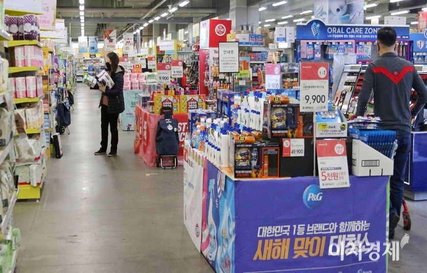 4월 오프라인 유통업체의 매출은 전년 동기대비 11.2%, 온라인은 16.5% 늘었다. 사진=김보람 기자