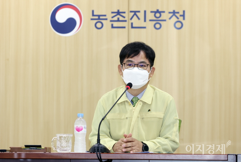 허태웅 농촌진흥청장이 27일 오전 전북 전주시 농촌진흥청 영농상황실에서 과수화상병 예찰․방제 추진상황 점검회의를 주재하고 있다. 사진=농촌진흥청