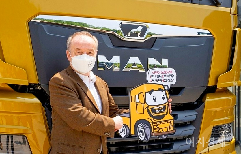 막스 버거 사장은 어린이 교통안전에 대한 인식을 높이고 안전한 교통환경 조성을 위해 ‘어린이 교통안전 제고 캠페인’에 참여했다. 사진=만트럭버스