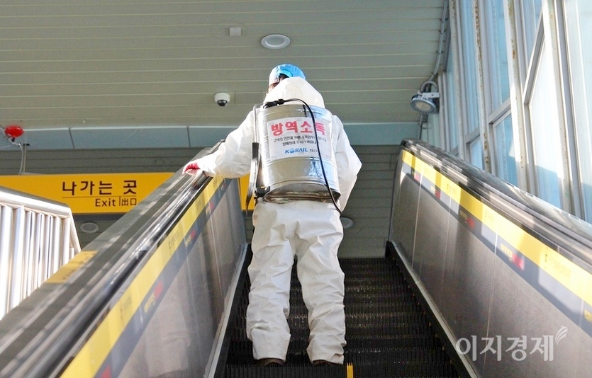 질병관리청에 따르면 28일 0시 기준 신규 확진자가 587명 늘어 누적 13만8898명으로 집계됐다. 방역업체 직원. 사진=김보람 기자